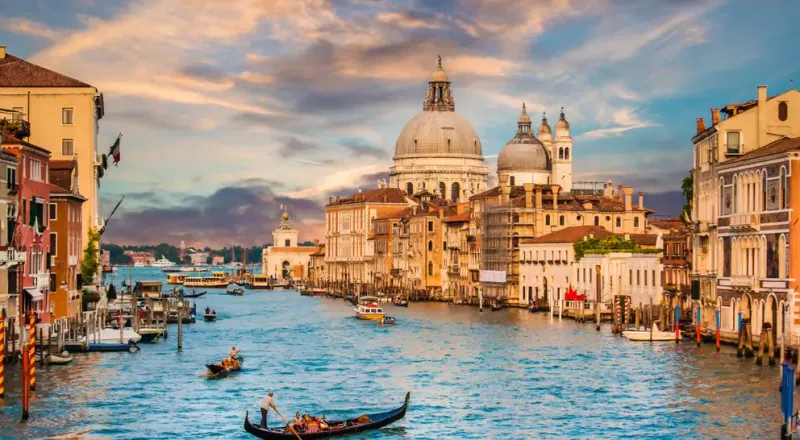 Walk Through the Streets of Venice, Italy