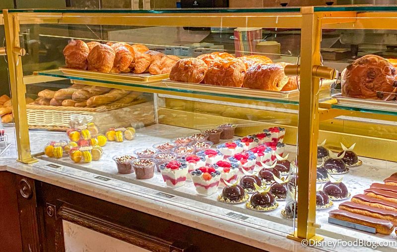 Les Halles Boulangerie-Pâtisserie: Parisian Morning Delights