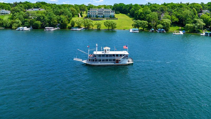 Lake Geneva, Wisconsin - Mailboat Tours and Mansion Views