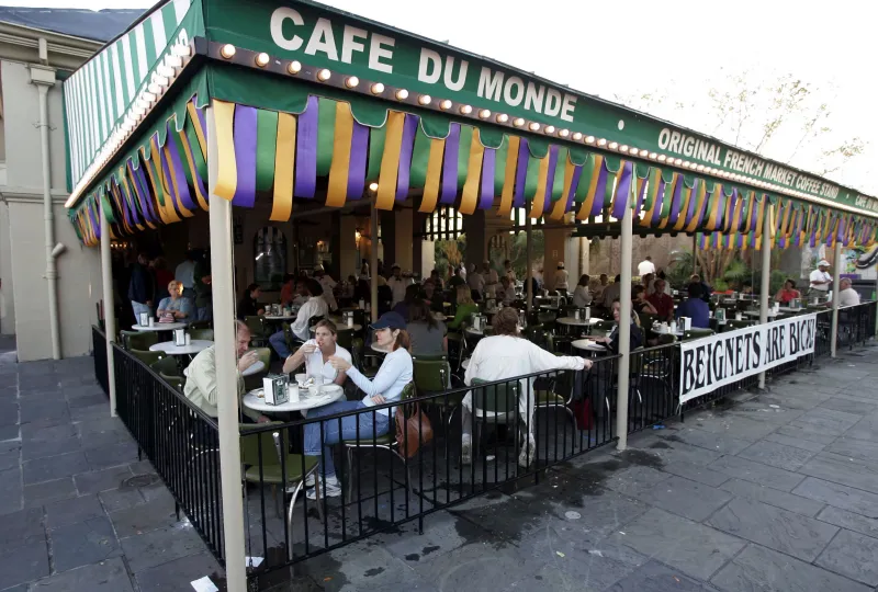 Café du Monde During Peak Hours Is a Nightmare