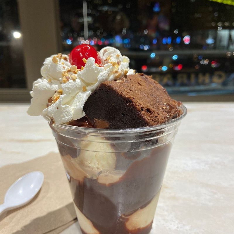 Ghirardelli Ice Cream & Chocolate Shop — Michigan Ave/Wrigley Building