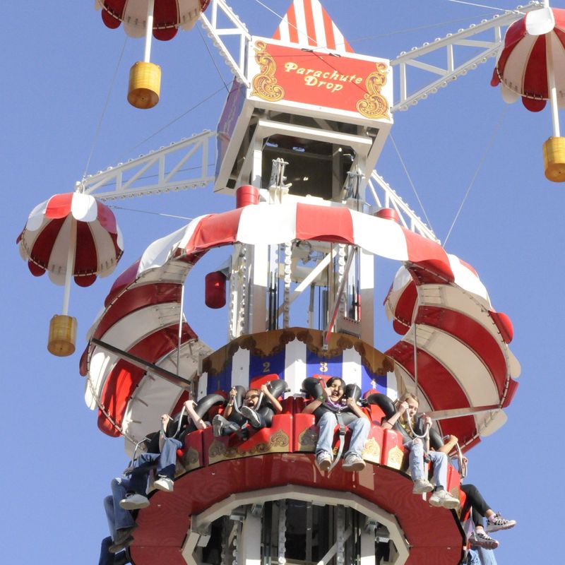 Parachute Drop Tower's Unique Bouncing Feature