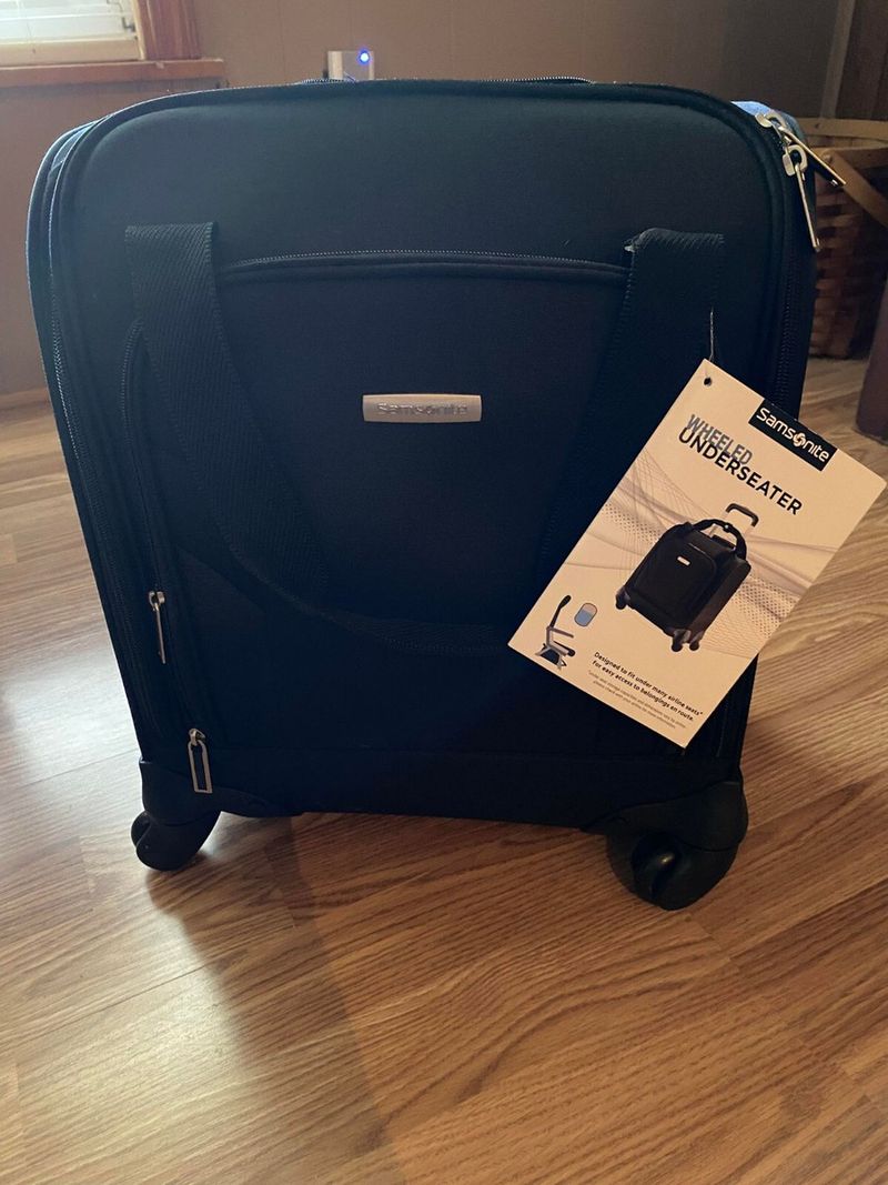 Samsonite Spinner Underseater with USB Port