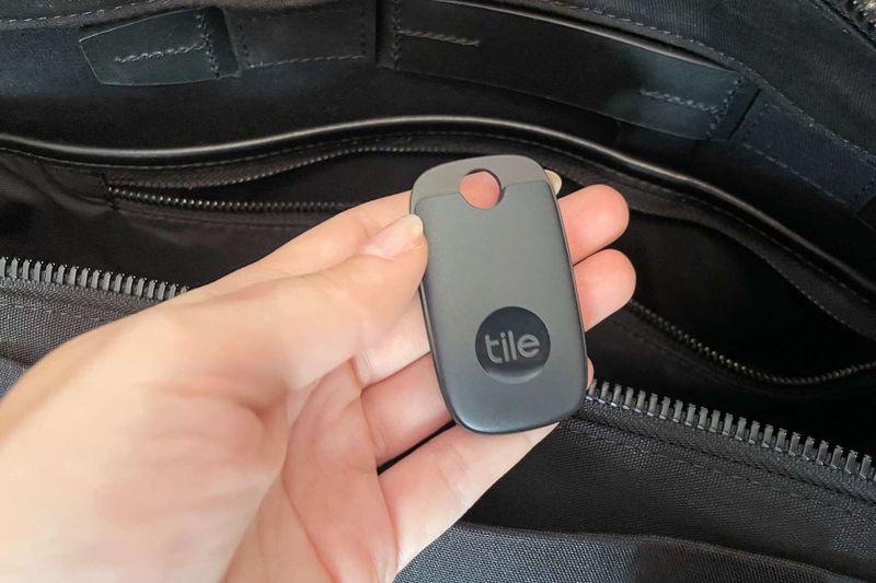 Bluetooth item tracker for luggage & keys