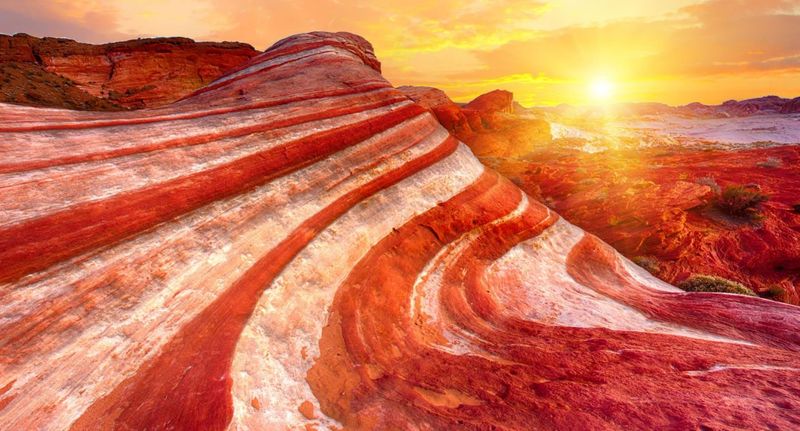 Valley of Fire State Park (≈60–75 mins northeast)