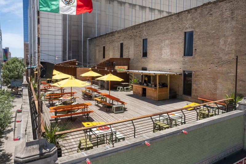 El Cockfight: Thai-Inspired Cocktails with Capitol Views