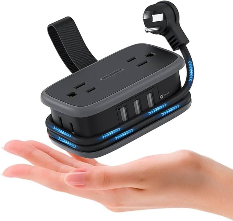 Travel-size USB power strip / charging cube