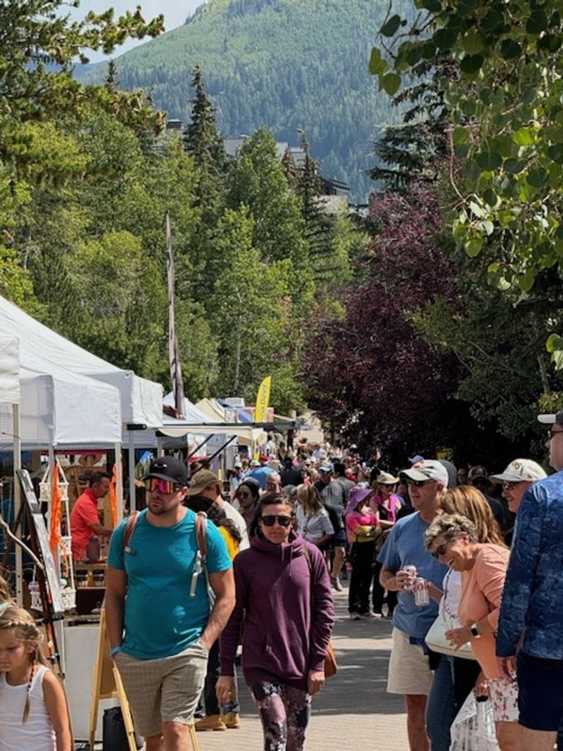 Sisters Farmers Market: Seasonal Coffee Experiences Under Open Skies