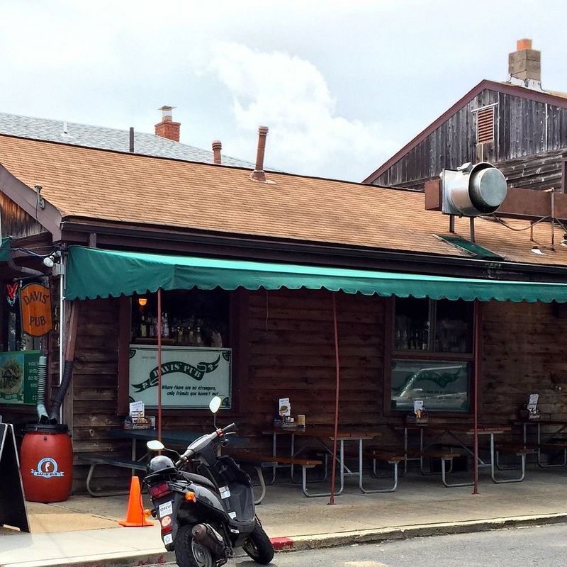 Davis' Pub (Eastport)