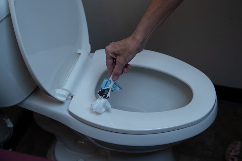 Wiping the Seat Works Better Than Hovering