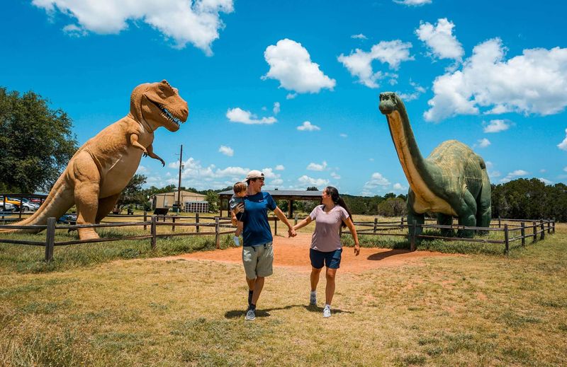 Glen Rose: Dinosaur Valley SP + Fossil Rim (≈1.5 hrs)