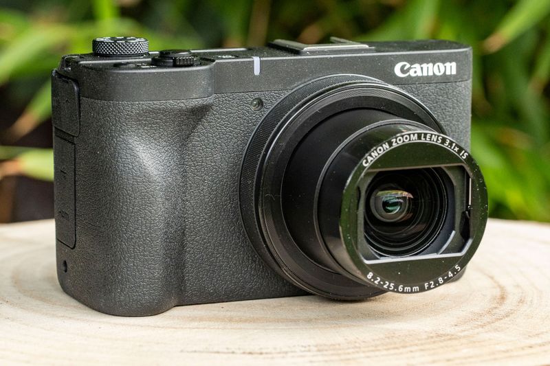 Canon PowerShot V1: Featherlight Wonder