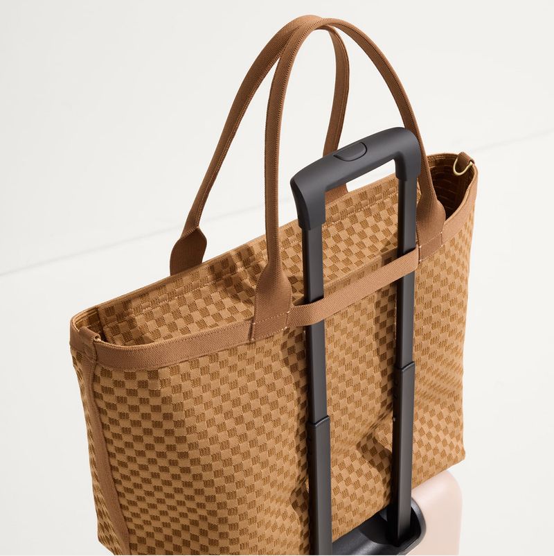 A big-but-tidy personal-item tote (with a zip top)