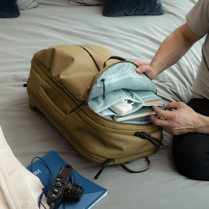 Thule Aion 28L (expands to ~32L)