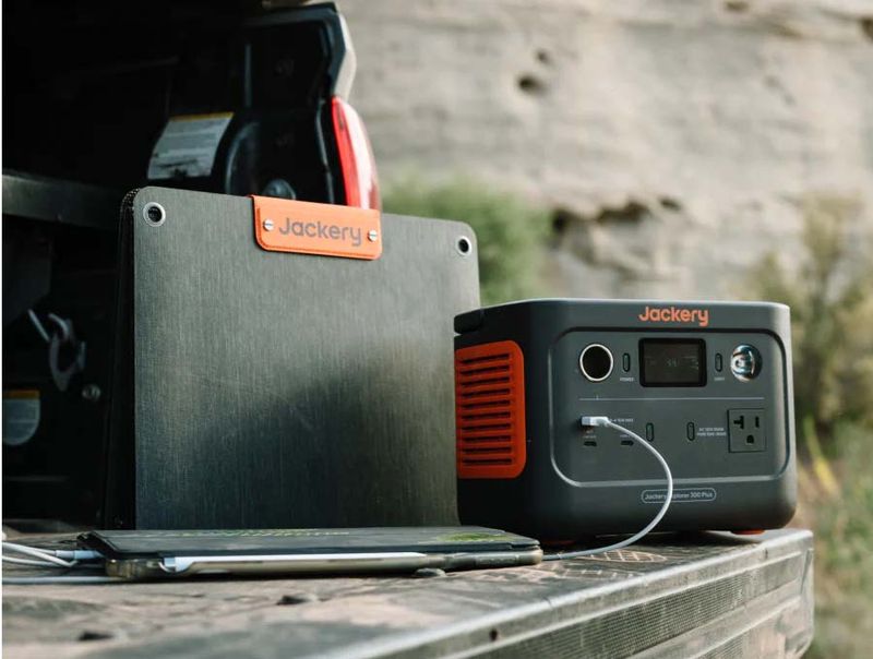 Portable Power Station: Jackery Explorer 300 Plus
