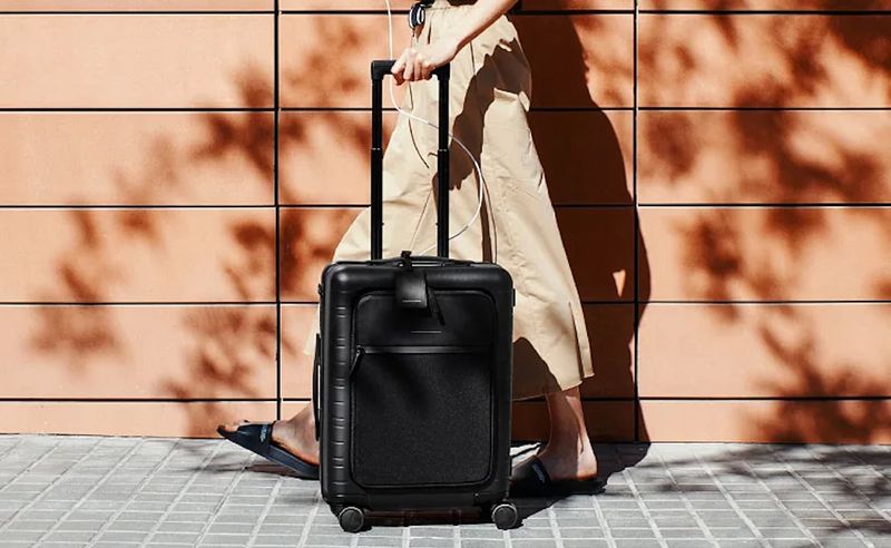 Horizn Studios M5 Smart Cabin — Laptop pocket + removable charger