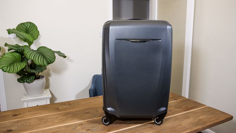 Samsonite Winfield 3 DLX 20-Inch Spinner
