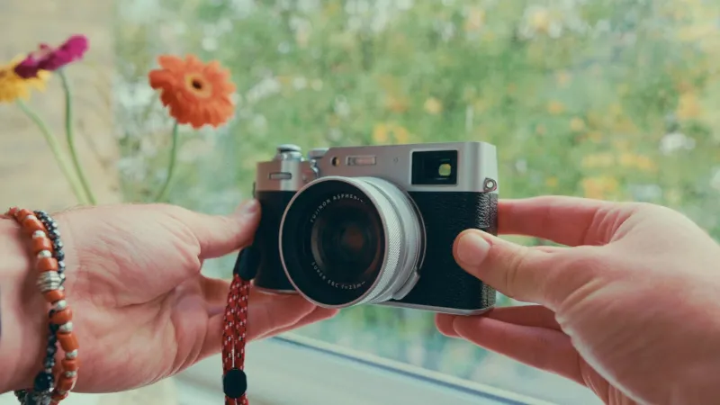 Fujifilm X100VI — big-sensor look with real IBIS (in a