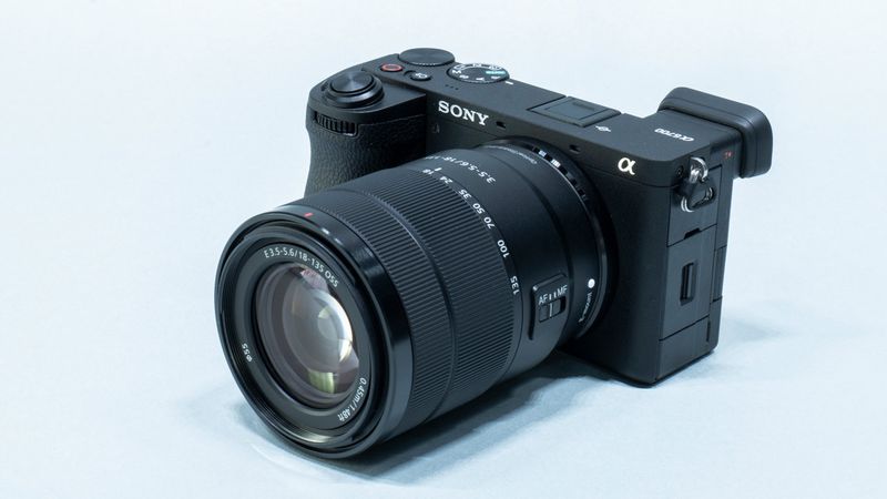 Sony α6700 (APS-C, compact performance)