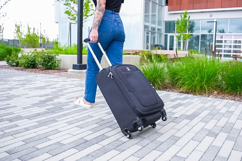 TravelPro Maxlite 5 22-Inch Expandable Spinner