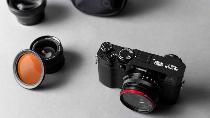 Fujifilm X100VI – The Do-It-All Night-City Compact