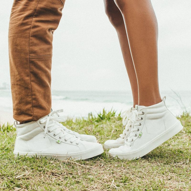 Cariuma OCA Mid Sneakers