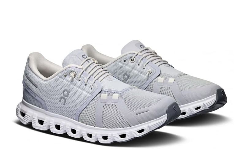 On Cloud 5 – Lightweight, Airport-Friendly Travel Sneaker