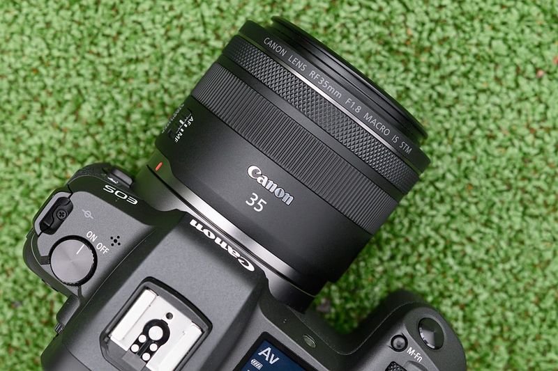 Canon RF 35mm f/1.8 Macro IS STM