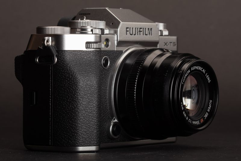 Fujifilm X-T5 – High-Resolution Street Workhorse