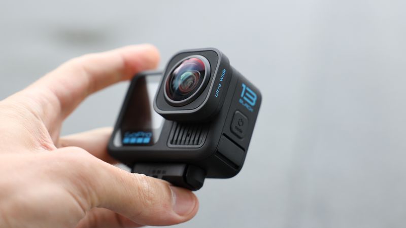 Built-In GPS & Geotagging