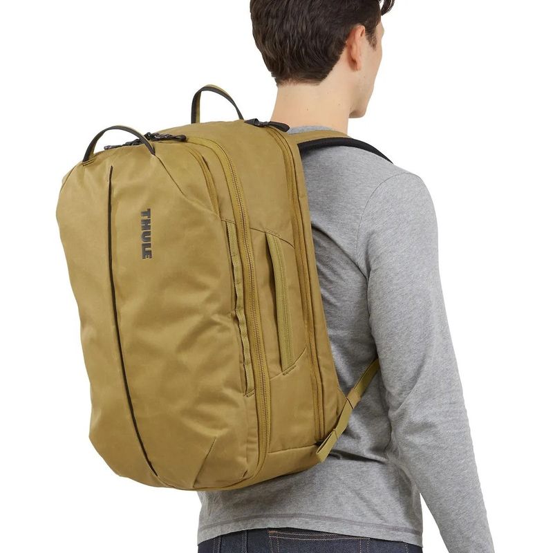 Thule Aion 40L: the separate the dirty stuff carry-on