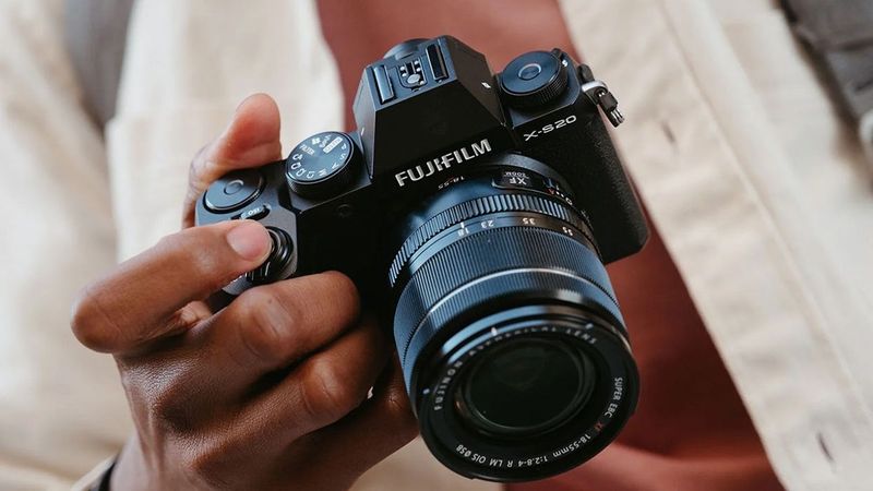 Fujifilm X-S20 – Hybrid Mirrorless That Feels Smaller Than It Shoots