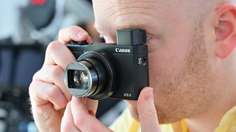Canon PowerShot G5 X Mark II – Small size, pop-up EVF, and a 1-inch sensor for DSLR-like quality.