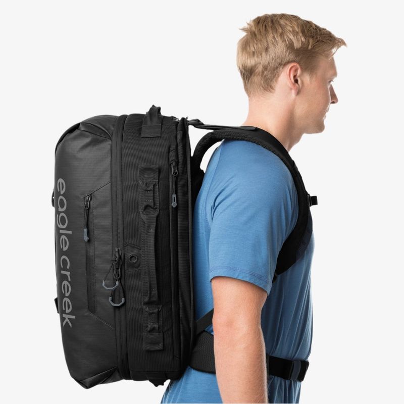 Eagle Creek Tour Travel Pack 40L: adjustable harness, travel-ready details