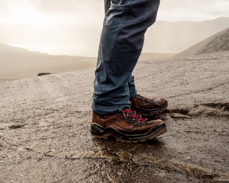 LOWA Renegade GTX Mid
