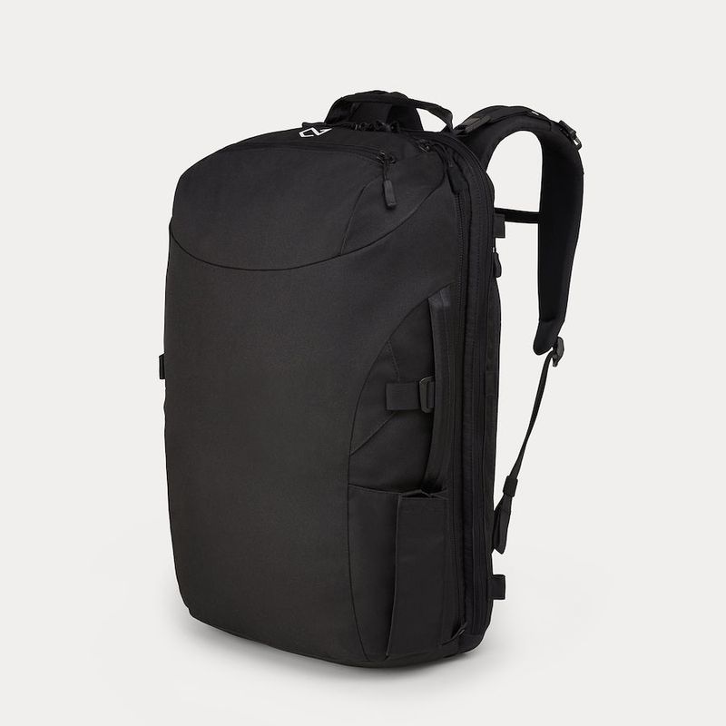 Minaal Carry-On 3.0 - minimalist 'one-bag' design with a clamshell layout