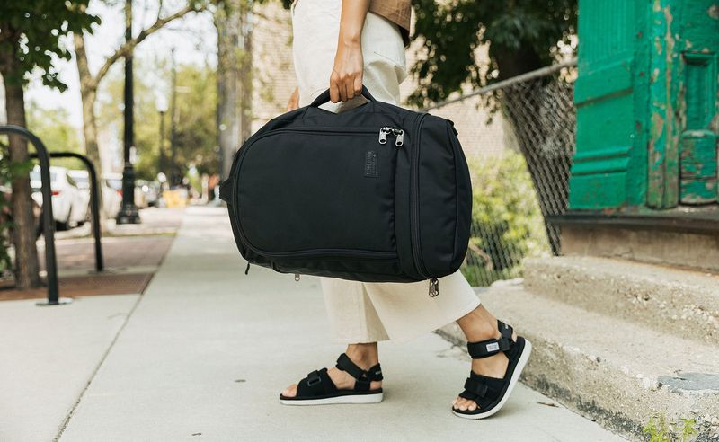 TOM BIHN Techonaut 30 - premium build with a main clamshell compartment