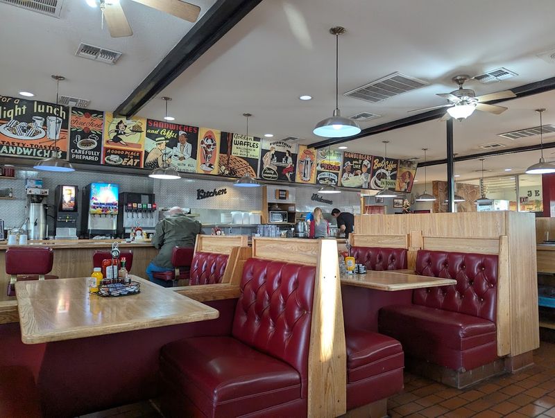 A 50s Diner Atmosphere That Instantly Transports You A 50s Diner Atmosphere That Instantly Transports You