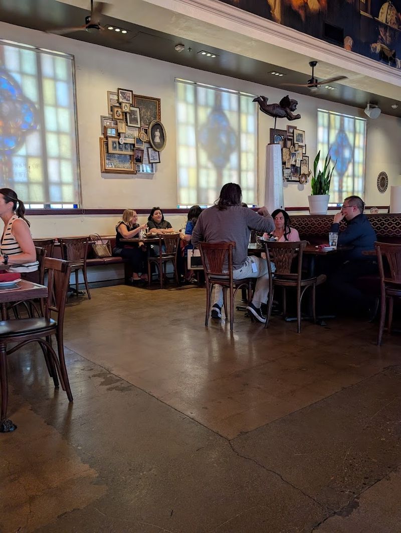 Service That Makes Large Groups Feel Like VIPs Service That Makes Large Groups Feel Like VIPs