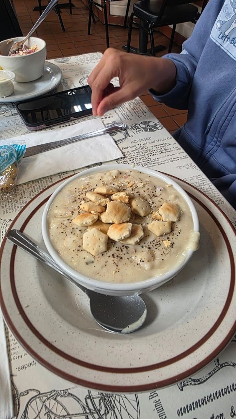 Clam Chowder Bowl That Warms You From the Inside Out Clam Chowder Bowl That Warms You From the Inside Out