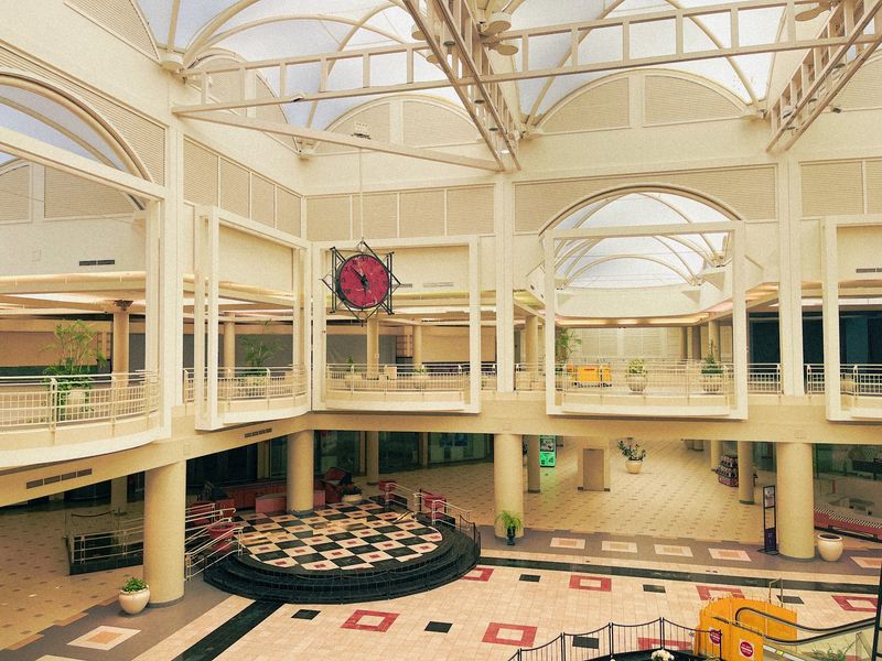 A Mall That Ruled the 1980s