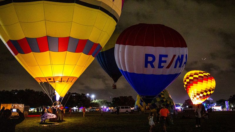 Ascensions and evening glows offer different balloon spectacles
