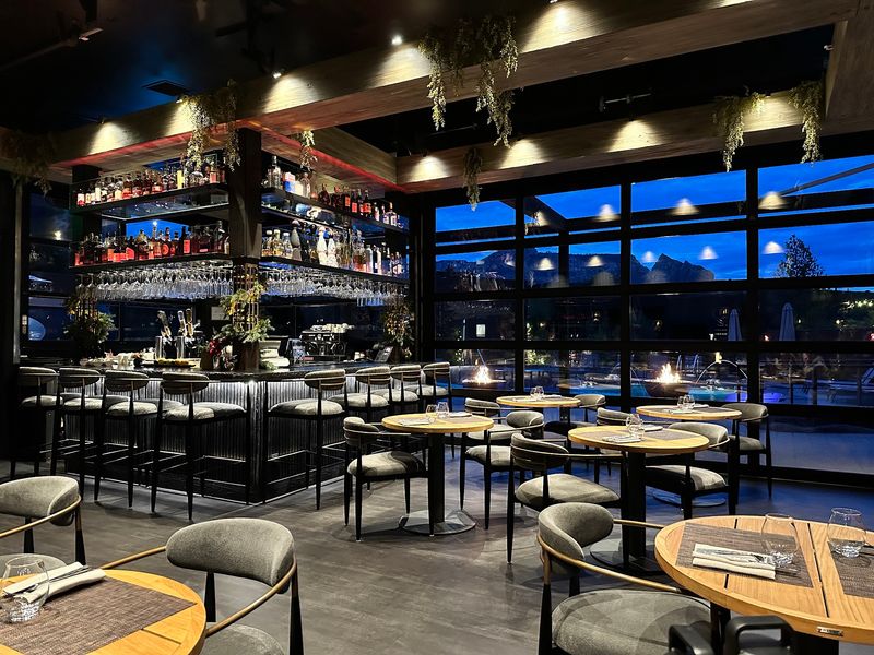 Forty1 And Dining With A Red Rock View Forty1 And Dining With A Red Rock View