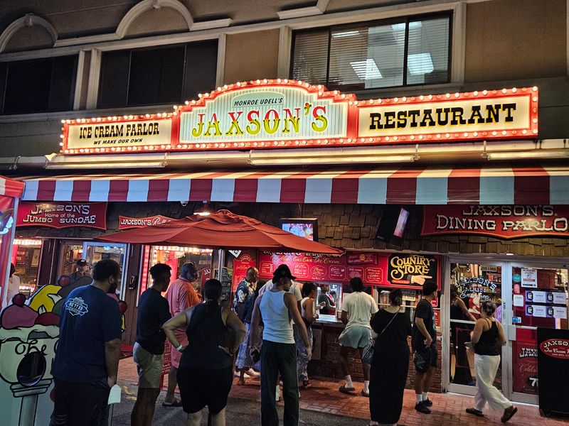 Hours, Prices, and Beating the Crowds Hours, Prices, and Beating the Crowds