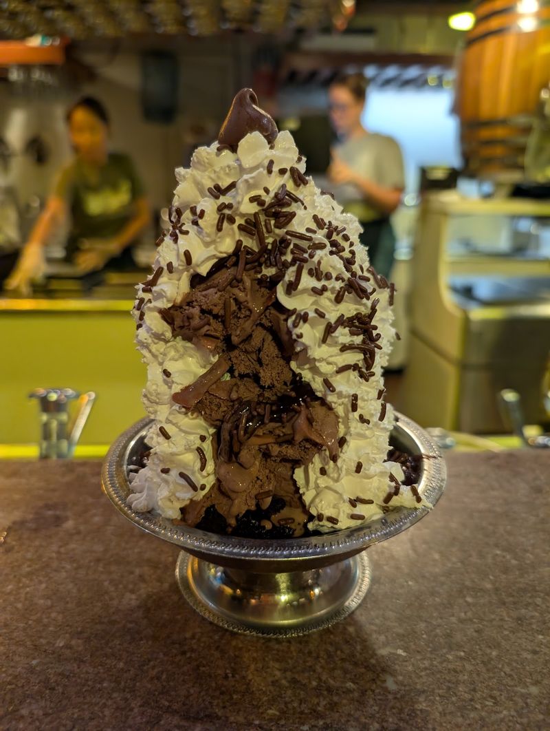 Huge sundaes that steal the spotlight
