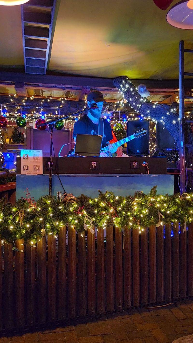 Live Music That Fills the Rooms