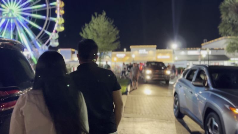 Live Music and Karaoke That Light Up the Evenings