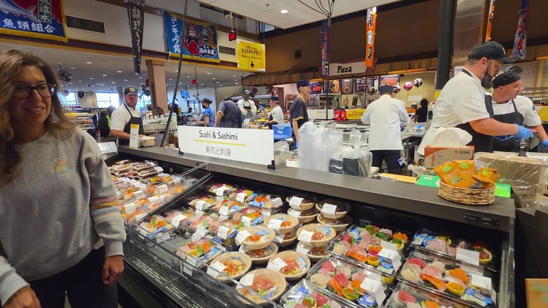 The Food Court That Keeps People Hanging Around
