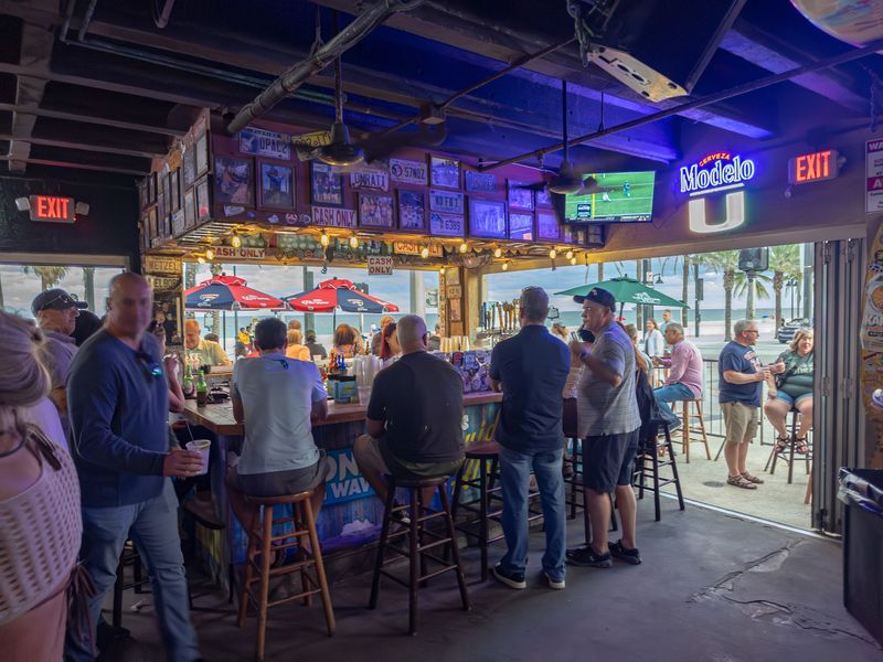 The Friendly Dive Bar Where Everyone Fits In The Friendly Dive Bar Where Everyone Fits In