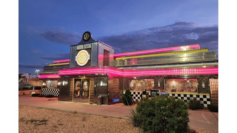A Southern Avenue Throwback With A 1950s Heart A Southern Avenue Throwback With A 1950s Heart